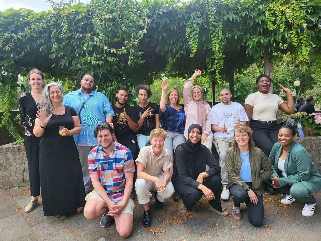 v.l.n.r. boven: Suzanne Jansen (Fonds Podiumkunsten), Gita Hcham (workshopdocent), Benzokarim, Demaro Popken, Alara Adilow, Djadi Loose, Soraya Shawki, Nabil Tkhidousset, Veronique Efomi onder: Preston Losack, Steff Geelen, Zeinab Ebouni (workshopcoördinator), Nicole van den Berg, Jenny Mijnhijmer (Fonds Podiumkunsten)