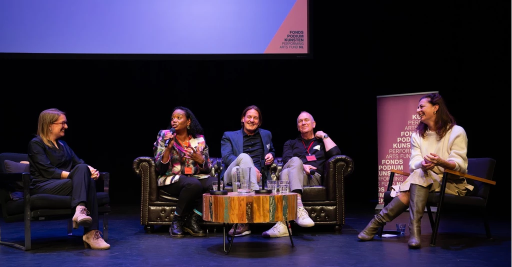 Vragen uit de zaal in Schouwburg Odeon in Zwolle, met van links naar rechts: beleidsadviseur Marianne van de Velde, secretaris Theater Jenny Mijnhijmer, secretaris Muziek Floris Vermeulen, secretaris Dans en Muziektheater Ron Visser en directeur-bestuurder Viktorien van Hulst. Foto: © Claudia Hansen