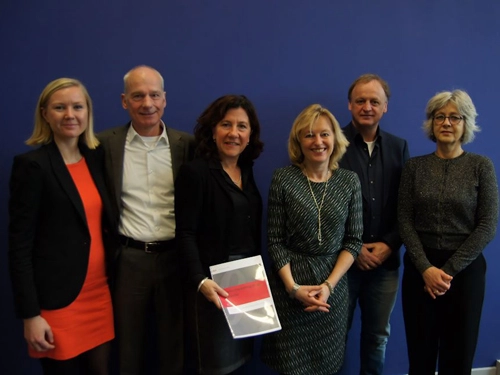 Vlnr: Maartje Gielen, Aad Hogervorst, Marcelle Hendrickx, Jet Bussemaker, Jan van der Plas, Henriette Post (foto: Jutha Bakker)