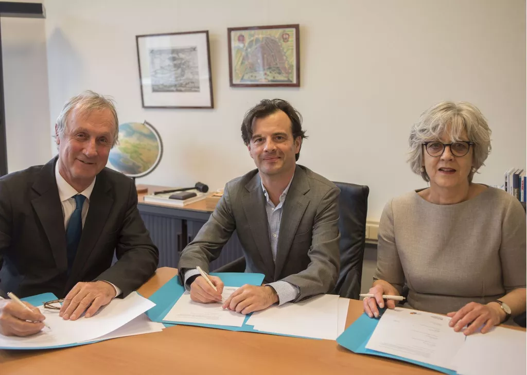 Foto v.l.n.r. Hans Bennis (Taalunie), Tiziano Perez (Nederlands Letterenfonds), Henriëtte Post (Fonds Podiumkunsten). Koen Van Bockstal (VFL) was afwezig wegens ziekte.